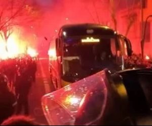 أجواء مشتعلة .. ألتراس برشلونة يحطم زجاج حافلة أتلتيكو مدريد قبل موقعة نصف نهائي الكأس