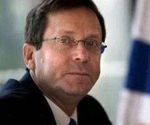 ترامب مهددا  الرئيس الإسرائيلى : وافق على طلب العفو عن نتنياهو وإلا سأفضحك