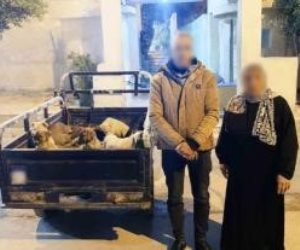 حقيقة فيديو جمع سيدة وشاب صغار الكلاب في جوال بلاستيك بالإسكندرية
