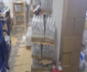 ضبط كمية كبيرة من خل الطعام المعبأ والخام مجهولة المصدر داخل مصنع فى الإسكندرية