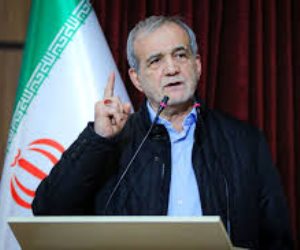 إيران ترسم "خطوطاً حمراء" جديدة.. وعيد بضربات مدمرة للمصالح الأمريكية والإسرائيلية وطمأنة مشروطة لدول الجوار