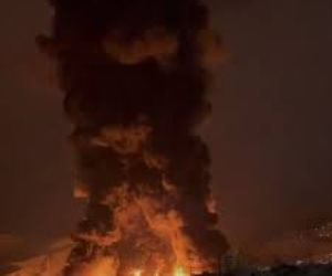 غيوم سوداء تخيم على طهران.. وإيران تحذر من أمطار حمضية بعد انفجار خزانات الوقود