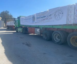 عبور قافلة مساعدات جديدة ضمن جسر «حمد الجوي» إلى غزة عبر معبر كرم أبو سالم  