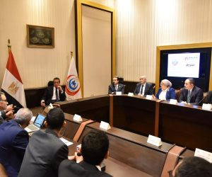وزير الصحة يبحث إدخال الروبوتات الجراحية والذكاء الاصطناعي في جراحات العظام