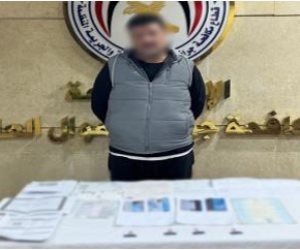 أمن القاهرة يضبط شخص متهم بالنصب على راغبى السفر للخارج والإستيلاء على أموالهم