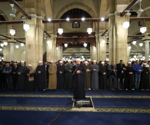 الآلاف يؤدون صلاتي العشاء والتراويح بالجامع الأزهر في الليلة العشرين من ليالي رمضان