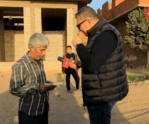 أجمل ناس.. الصدفة تجمع عامل نظافة بعمرو الليثي ويجبر بخاطره ويهديه جائزة مالية