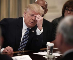 جارديان تتوقع : هزيمة ترامب حتمية فى الداخل بسبب ارتفاع أسعار الوقود