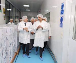  وزير الصناعة ومحافظ القليوبية يتفقدان 5 مصانع متخصصة في الصناعات الدوائية بالعبور 