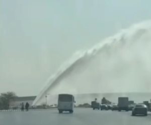 انفجار ماسورة مياه على طريق الواحات بأكتوبر يربك المرور