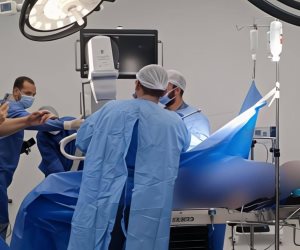 لأول مرة بمستشفى السباعية المركزي بأسوان .. إجراء جراحة تثبيت كسر بالساق بتقنية المسمار النخاعي 