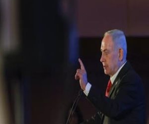 طهران تهدد بإغلاق "مضيق هرمز" وتأمر واشنطن بإخلاء منشآتها.. والحرس الثوري يتوعد نتنياهو