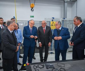 رئيس العربية للتصنيع ووزير الرى يتفقدان مركز التصنيع الرقمى بمصنع المحركات