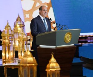 وزير الأوقاف يهدى الرئيس السيسى مجسّما لمسجد العزيز الحكيم - صور