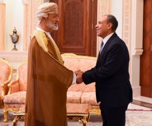 وزير الخارجية ينقل رسالة تضامن إلى سلطان عُمان ويبحث جهود احتواء التصعيد الإقليمي