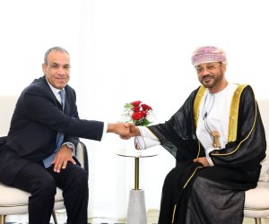 وزير الخارجية يبجث مع نظيره العماني استعراض سبل إنهاء الحرب وتنسيق المواقف العربية