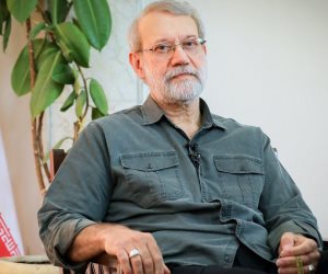 تضارب الأنباء حول "الرجل الثاني".. إسرائيل تُعلن اغتيال علي لاريجاني وطهران ترد بـ "رسالة بخط يده"