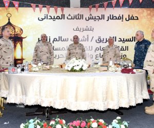 وزير الدفاع يلتقى مقاتلى الجيش الثالث الميداني وقوات شرق القناة لمكافحة الإرهاب ويشاركهم تناول وجبة الإفطار