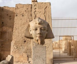 الانتهاء من ترميم رأس تمثال من الجرانيت للملك رمسيس الثاني داخل معبده في أبيدوس "صور"