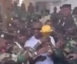 في خطوة تصعيدية .. مدرب السنغال ينقل كأس أفريقيا إلى قاعدة عسكرية.. فيديو