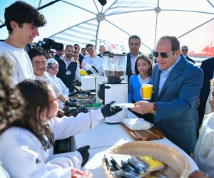 الرئيس السيسي يشارك أطفال شهداء الوطن فرحتهم بعيد الفطر المبارك "صور"