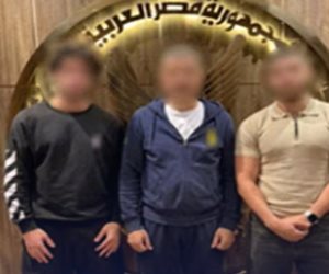 أمن القاهرة يضبط المتهمين بإلقاء أكياس مياة على المصلين عقب صلاة العيد (فيديو)