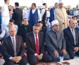 محافظ جنوب سيناء يتوجه لصلاة عيد الفطر بساحة الاستاد الرياضى بطور سيناء