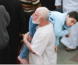 جد يحمل حفيده من ذوي الهمم فى صلاة العيد بمسجد عمرو بن العاص