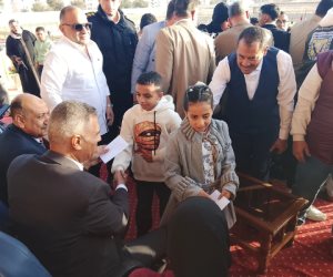 محافظ جنوب سيناء يوزع هدايا وعيديات على الأطفال بعد صلاة عيد الفطر.. صور
