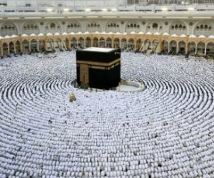  الآلاف يؤدون صلاة عيد الفطر بالمسجد الحرام وسط أجواء روحانية