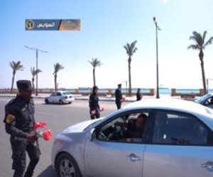 رجال الشرطة يشاركون المواطنين بتوزيع الورود للاحتفال بعيد الفطر.. بالفيديو