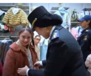 ضباط الشرطة يصطحبون أطفال دور رعاية الأيتام لشراء ملابس العيد احتفالًا بعيد الفطر (فيديو) 