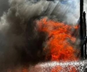 بعد انتهاء عمليات التبريد .. تلف سيارة ومئات إطارات السيارات خسائر حريق مخزن منشأة ناصر