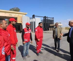 محافظ شمال سيناء يتفقد معبر رفح البري لمتابعة إدخال المساعدات واستقبال الجرحى من قطاع غزة (صور) 