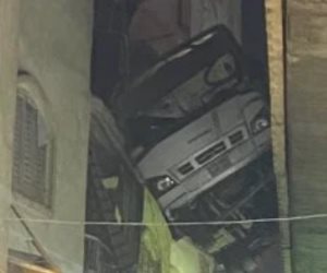  الأجهزة المعنية تدفع بمعدات لإنزال أتوبيس تعلق بالطريق الدائرى وعقار بالمهندسين 