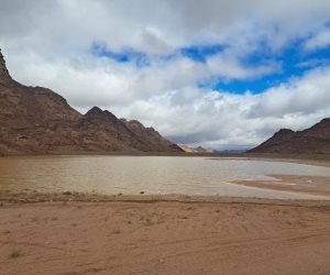 وزير الري يوجه باستمرار متابعة حالة منشآت الحماية من السيول في سيناء والبحر الأحمر ومطروح