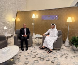 وزير الخارجية يلتقي رئيس مجلس الوزراء ووزير خارجية قطر بالدوحة لتنسيق جهود الوساطة وخفض التصعيد