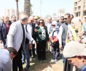  وزيرة التنمية المحلية والبيئة ومحافظ الإسكندرية يتفقدان أعمال زراعة الجزيرة الوسطى بشارع مصطفى كامل