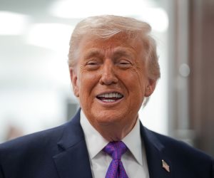 سابقة تاريخية في واشنطن .. ترامب يمثل أمام المحكمة العليا لحسم معركة "حق المواطنة بالولادة"