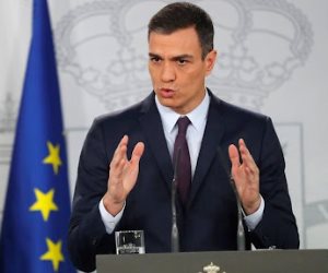 رئيس وزراء إسبانيا يدين الهتافات العنصرية في ودية مصر