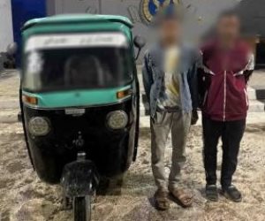ضبط سائق "توك توك" "سحل" كلب نافق بمركبته بالقاهرة