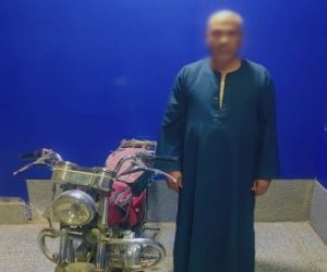 كشف ملابسات محاولة شخص دهس طفل عمداً بدراجته النارية بقنا حال سيره بأحد الطرق