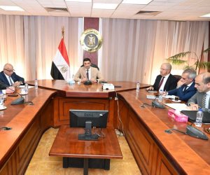 وزير الصناعة يبحث مع اتحاد الصناعات وغرفة البترول تعظيم الاستفادة من الخامات التعدينية