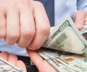 السويد تحذر مواطنيها: احتفظوا بالكاش تحسبًا لانهيار الأنظمة الإلكترونية