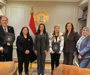 وزيرة التضامن تشهد توقيع عقود تمويل المشروعات متناهية الصغر بين صندوق دعم الصناعات الريفية والبيئية
