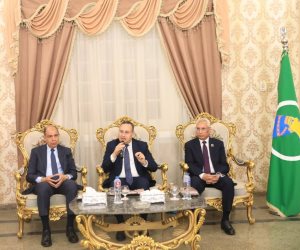 وزير التعليم العالي يلتقي محافظ المنيا ورئيس جامعة المنيا بديوان عام المحافظة