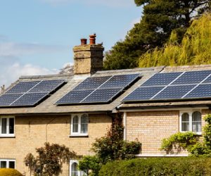 بيوت بلا فواتير.. أزمة الطاقة  حولت منازل الأوروبيين إلى "مفاعلات شمسية" صغيرة 