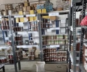 ضبط القائم على ترويج منتجات غذائية ومستحضرات تجميل مجهولة المصدر عبر السوشيال ميديا