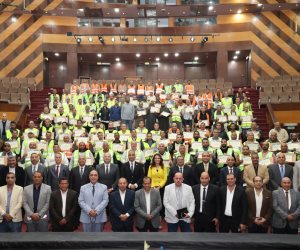 محافظ الجيزة يكرم عمال النظافة والسائقين تقديرًا لدورهم في التعامل مع موجة الأمطار