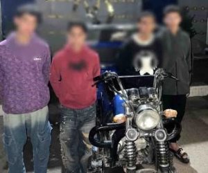 ضبط عددا من الأشخاص يستقلون "تروسيكل" لقيامهم بأداء حركات استعراضية ومضايقة الفتيات أمام مدرسة بالإسكندرية